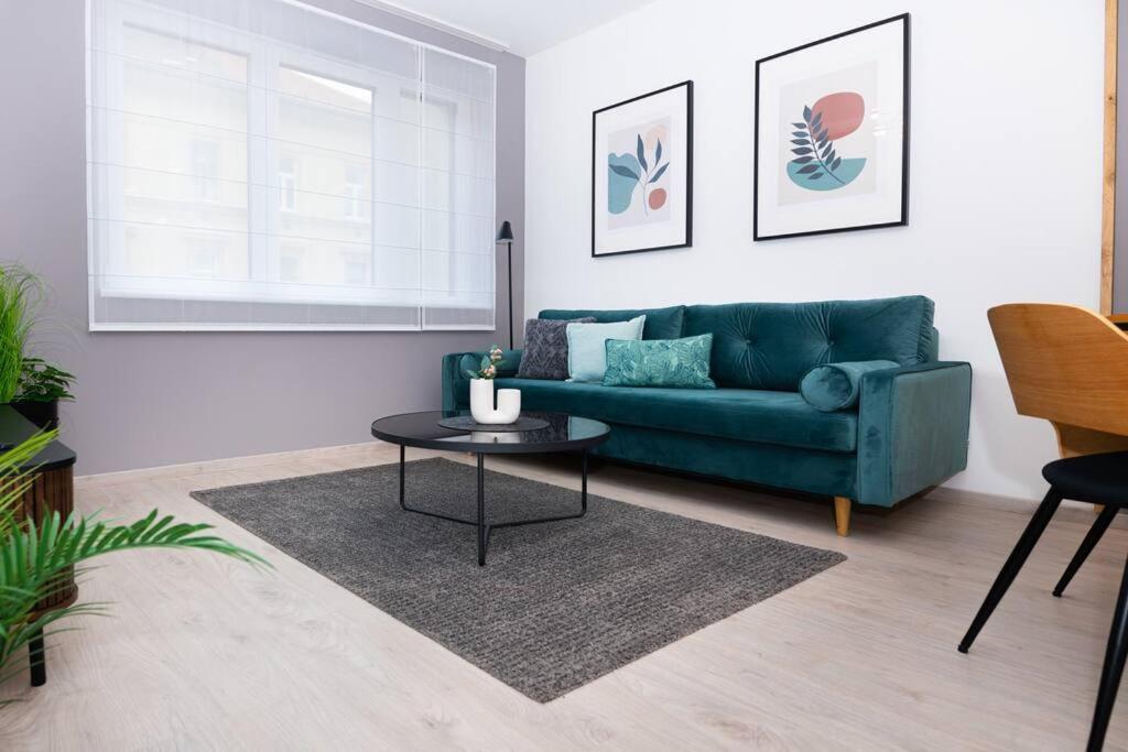 Apartman Chic207 Retreat: Modern 1br Gem With Parking By Nw Budapest